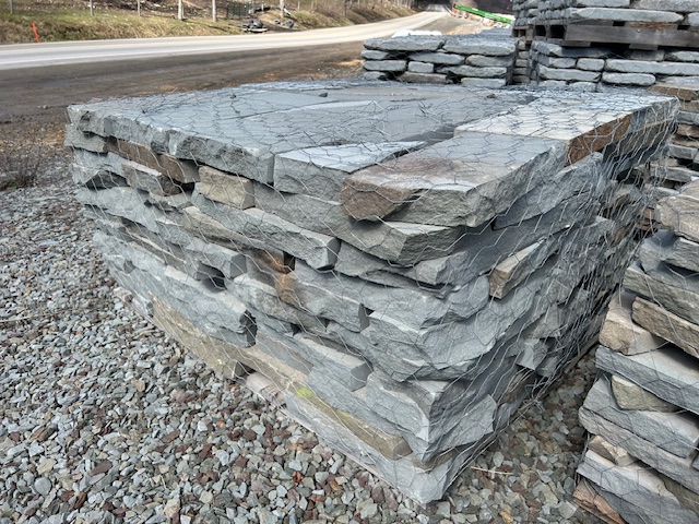 Lot #6: 1 pallet 2" Gauged Colonial Wallstone